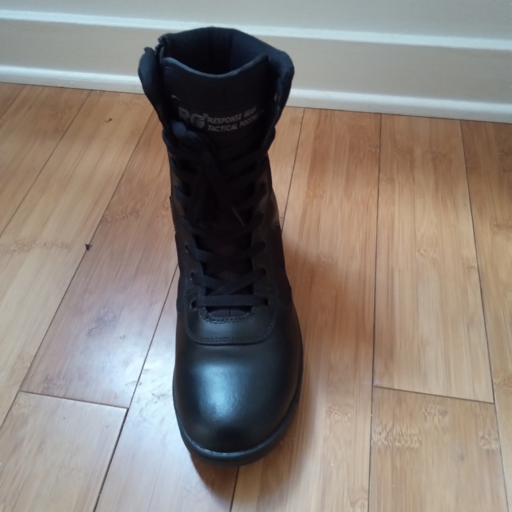 Sleek Black Winter Boots with Water-Resistant Finish